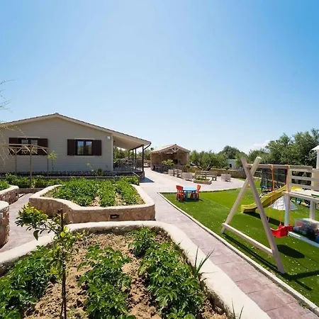 Vayianna's Garden House Villa *